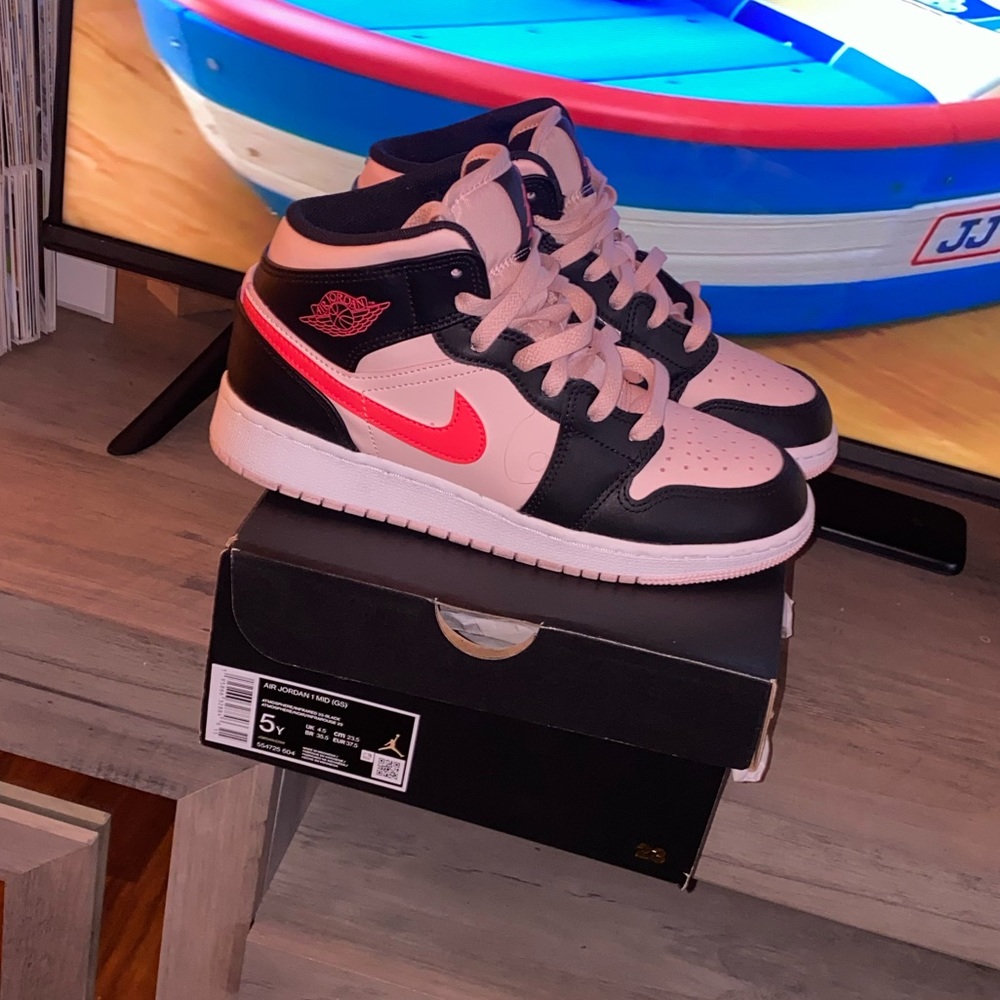 Lightly worn. There tight on my feet that’s why I’m selling them